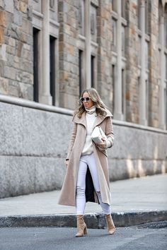 Beige Booties Outfit, Neutral Winter Outfits, Booties Outfit Winter, Jeans For Winter, Style White Jeans, Winter White Outfit, White Jeans Winter, Brooklyn Blonde, Winter Whites