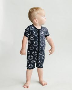 Our bamboo short romper is the perfect blend of style, softness, and functionality for your little bundle of joy. Your little one will stay cozy and comfortable, whether it's playtime, nap time, or cuddle time. Oh-so-soft and stretchy The 2-way zipper makes diaper changes a breeze 95% viscose from bamboo; 5% spandex Machine wash cold and tumble dry low Not treated with flame retardants Designed with a snug fit for safety Baby Luna, Cuddle Time, Diaper Bag Accessories, French Baby, Baby Sleep Sack, Short Romper, Baby Co, Baby Swimming, Holiday Baby