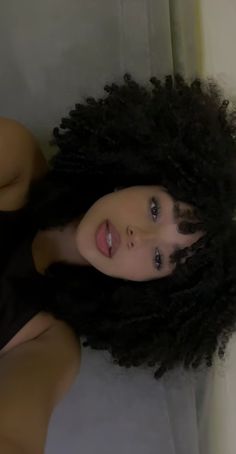 Vintage Clothing Aesthetic, H M Aesthetic, Brown Hairstyles, Pictures Of Women, Hair Color Brown, Big Curly Hair, Pelo Afro