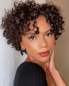 80+ Coupes de cheveux bouclées à essayer en 2024 Pixie Cut Hairstyles, Curly Pixie Cut, Short Curly Hairstyles For Women, Cut Hairstyles