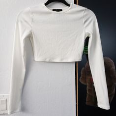 Forever 21 Ribbed Crop Top White Long Sleeve Brand New With Tag Attached Size Small Measurements With Shirt Laying Flat: Shoulder To Hem: 12.5" Pit To Pit: 13" Sleeve From Shoulder To Wrist: 23.5" (Model Pictures From Forever 21) Forever 21 Outfits, White Long Sleeve Crop Top, Summer Outfits For Teens, Causual Outfits, Ribbed Crop Top, Crop Top Shirts, Forever21 Tops, Model Pictures, White Crop Top