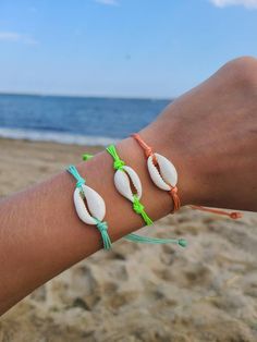 "- waterproof 💦 - bracelet measures 6\" around and us extendable up to 9\".📏 - available in a variety of colors 🎨 - super cute and perfect for any occasion! 🎈 -FREE SHIPPING! 📦" Sea Shells Diy, Friendship Bracelets Designs, Surfer Bracelets, Beading Jewelery, Shell Bracelet, Handmade Wire Jewelry, Star Bracelet, Cowrie Shell, Shell Jewelry