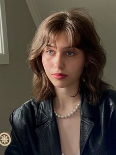 Chin Length Curly Hair With Curtain Bangs, Medium Shag Haircuts Round Faces, Shaggy Collar Bone Length Hair, Short Haircut Women With Bangs, Futch Haircut, 70s Haircuts Women, Short Hair 70s, Medium Wolf Cut With Bangs, Short Modern Shag