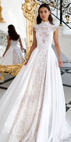 Vestido de noiva romântico gola alta com renda no centro em off white e tecido liso branco nas laterais. Dá a idéia de poder, realeza e ao mesmo tempo delicadeza e romantismo. Beautiful Bridal Jewelry, White Wedding Dress, Wedding Dress Couture, Couture Wedding, Headpiece Wedding, Bespoke Wedding, Gorgeous Gowns, Beautiful Wedding Dresses, Dream Wedding Dresses