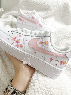 Custom Air Force 1 Sneakers Pink Flowers. Low Tops. 🎨Artwork: -Exactly as shown in the picture. -Fully hand painted. -Applied Special Acrylic Paint for Shoes and Finisher for more Durability.  -Waterproof and flexible. 👟Sneakers: -100 % Authentic Air Force 1 Sneakers, purchased at official stores in the US, then customized by hand.  📐Size: -C (Child) Y (Youth) W (Women) M (Men.) -Women's sizes might be converted into their equivalent Youth's or Men's: 6.5Y - 8W or 8.5M - 10W, for example. Ple Παπούτσια Nike Free, Обувь Air Jordan, Air Force 1 Sneakers, Boty Nike, Custom Shoes Diy, Preppy Shoes, Dr Shoes, Nike Fashion Shoes, Nike Shoes Girls