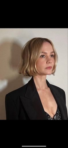 Michelle Williams Hair Bob, Carey Mulligan Hair Bob, Bevel Haircuts, Parisian Bob Blonde, Short Bob With Fringe Fine Hair, French Bob No Fringe, The Mid Bob, Carey Mulligan Bob, Nicola Coughlan Short Hair