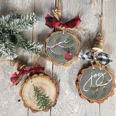 Unique DIY Christmas Crafts Projects for Adults - Maleesha Perera White Birch Craft Ideas, Birch Slice Ornaments, Wood Christmas Ornaments Diy, Christmas Ornaments On Wood, Wooden Ornament Ideas, Birch Ornaments, Painted Wooden Christmas Ornaments, Painting Christmas Ornaments, Christmas Wood Ornaments