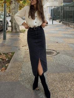 "DIY Distressed Denim Skirt: A Step-by-Step Guide" Denim Midi Skirt Outfit, Black Denim Skirt Outfit, Skirt Outfit Fall, Chic Style Inspiration, Black Skirt Outfits, Thanksgiving Outfit Ideas, Thanksgiving Outfit Women