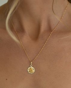 The small angel that is universally with you. Our sweet Angelito pendant is crafted in 14k gold and strung on our shiniest Singapore chain to offer a wholesome touch to your usual neck adornments. We love this necklace in a 16" length - pair it with a few more dainty chains for a charming, layered look. Que duermas con los angelitos. Aesthetic Gold Necklace, Necklace Combos, August Moodboard, Necklace Combo, Small Angel, Layering Necklaces, Jewelry Lookbook, Jewelry Inspo, Dream Jewelry