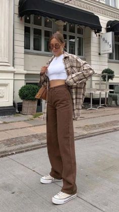 Brown Jeans Outfit, Mode Indie, Brown Pants Outfit, Corduroy Pants Outfit, Look Grunge, Denim Pants Fashion, Flannel Outfits, Brown Jeans, Beige Outfit