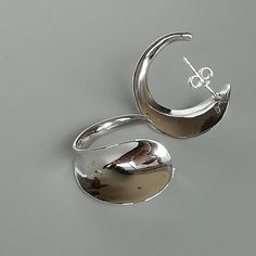 A PAIR of sterling silver open ended hoop studs. Size: 25 x 18 mm Price listed is for a PAIR of hoops. These earrings are made of 925 hypoallergenic sterling silver and comes with a 925 stamp. Can be packaged in a gift box. I can include a personal message from you if needed You are welcome to contact me at... bhavnakwintra1956@gmail.com For more beautiful pieces from my shop, please browse 👇 TOE RINGS: https://www.etsy.com/your/shops/TheSilverGame/tools/listings/section:27020628,view:table EAR Hoops Silver, Hoop Charms, Open Ended, 925 Silver Earrings, Silver Gifts, Toe Rings, Star Charms, Star Earrings, Bohemian Jewelry