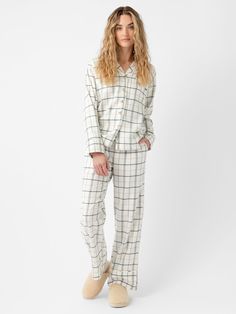 Effortless comfort and style starts with our Farmhouse Pajama Pant. Designed with a medium-weight woven fabric, these pants provide just the right amount of warmth and comfort. The modern unbalanced plaid design, paired with contrast piping, adds a touch of understated elegance. With a mid-rise fit, elastic waistband, and side pockets, these pants are as soft as they are stylish, perfect for leisurely mornings or cozy evenings.