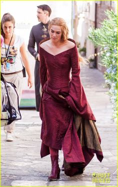 Lena Headey and Aidan Gillen walk around the set of Game of Thrones (Season 3) on September 27, 2012 in Dubrovnik, Croatia. Cersei Lannister Costume, Lena Headey, Game Of Thrones Funny, Valar Morghulis