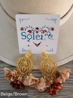 These Beautiful Mexican Earrings are made with the Mexican art form of twisting gold plated wires to create beautifully intricate works of art. The silk flowers add that beautiful feminine touch to any outfit. These earrings are handmade by Mexican Artisans. More colors available here: https://www.etsy.com/es/listing/887452471/aretes-mexicanos-de-filigrana-aretes?ref=listing_published_alert Gold Flower-shaped Earrings For Valentine's Day, Bohemian Gold Heart Drop Earrings, Gold Bohemian Drop Heart Earrings, Gold Flower Earrings For Valentine's Day, Gold Bohemian Dangle Heart Earrings, Bohemian Gold Heart Earrings For Pierced Ears, Flower Earrings Dangle, Mexican Earrings, Traditional Earrings