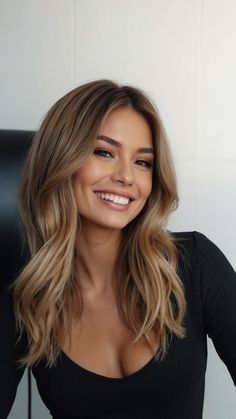 Get ready to fall in love with the hottest hair color trend of 2024: caramel balayage. This stunning technique seamlessly blends warm, rich caramel tones with your natural hair color, creating a look that’s both... Balayage Hairstyles, Beige Hair, Autumn Hair, Blond Balayage, Brown Hair Inspo, Money Piece