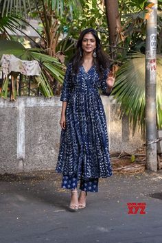 Simple Kurta Sets For Women, Daily Wear Kurtis Style Casual, South Indian Kurti Designs, Daily Wear Kurtis Casual, Daily Wear Kurtis, Simple Frock, Punit Balana, Malavika Mohanan, Fashionable Saree