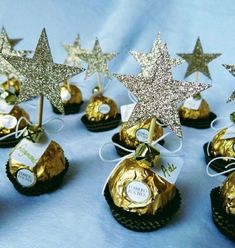 Deco Table Noel, New Years Eve Decorations, Christmas Table Decorations, Xmas Crafts, Christmas Crafts Diy, Christmas Dinner, Christmas Treats, Christmas Candy, Simple Christmas