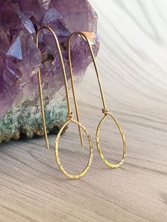 These drop hoops are made from 14k gold filled wire and are hand formed and hammered.  Simple and elegant.  Made using lightweight 20 gauge (.81 mm thick) wire so they fit comfortably in your ear. Length:  Approximately 2 inches  Width of hoop:  3/4 inch For hoops with sapphires, please see this listing: https://www.etsy.com/listing/1046421050/blue-green-grey-songea-sapphires-on-14k?ref=shop_home_active_1&frs=1 Gold filled wire is made with 14k gold and the gold represents 1/20th (5%) of the tot Hoop Earrings Diy, Drop Hoop Earrings, Bijoux Fil Aluminium, Metalsmithing Jewelry, Art Jewelry Contemporary, Basic Jewelry, Hammered Earrings, Wire Work Jewelry, Work Jewelry