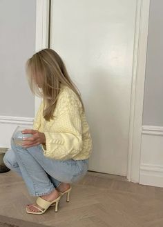 #pinterest #pinterestinspo #fashion #fit #outfitinspo #fashioninspo #daytime#brunch #sunny #sunshine Looks Jeans, Look Adidas, Estilo Indie, Mode Crochet, Skandinavian Fashion, Pastel Outfit, Yellow Outfit, Spring Outfit