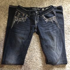 Never Worn. Brand New. Cute Design On Back Pockets As Well As Front. Darker Colored Wash On Jeans. Size 24. Skinny Jeans. Willing To Make Offers. Jeans Back Pocket Design, Jean Pocket Designs, Pretty Pants, Bedazzled Jeans, Apple Bottom Jeans, Low Waist Jeans, 2000s Fashion Outfits, Swaggy Outfits, Designer Jeans