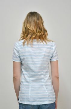 a woman standing in front of a white wall with the words how to sew back darts