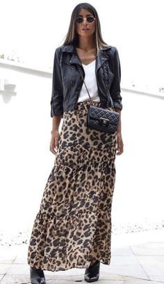 Sneaker Outfits Women, Leopard Print Skirt, Mode Casual, Spring Street Style, Print Skirt, Black Leather Jacket, Fashion Mode