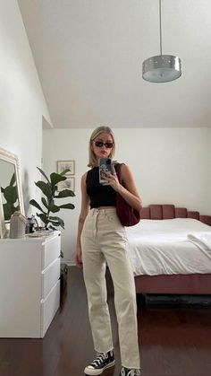 Cream Jeans Outfit, Beige Jeans Outfit, Cream Pants Outfit, Loose Jeans Outfit, Beige Pants Outfit, Colored Pants Outfits, Slacks Outfit, Corduroy Pants Outfit, Khaki Pants Outfit