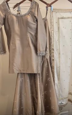 Simple Gharara Suit, Desi Embroidery Design, Gharara Kurti Designs, Simple Gharara Designs, Banarsi Sharara, Garara Designs, Gharara Designs, Epic Clothing