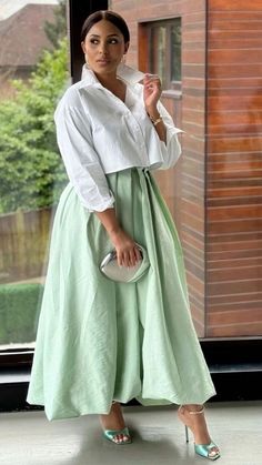 Modest outfit : long flare green skirt, white shirt, purse and heels#modest #classy #fashion Long Green Skirt Outfit, Green Skirt Outfit Ideas, Modest Church Outfits Summer, Green Skirt Outfit, Modest Classy, Classy Ootd, Outfit Ideas Modest, Long Green Skirt, Modest Casual Outfits