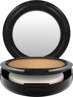 Studio Fix Powder Plus Foundation är en matt, puderbaserad Fast Foundation som täcker blemmor, pigmentförändringar, porer och röda fläckar för en slät, felfri finish. Pulvret är medium till full täckning och är bra att bära på språng på grund av sin kompakta och praktiska förpackning. Kombinationen av Puder och Foundation i en produkt ger huden en felfri finish som varar i upp till 12 timmar. Bland professionella makeupartister är Studio Fix Powder plus Foundation från MAC Cosmetics en av favori Mac Makeup Foundation, Long Wear Foundation, Best Mac Makeup, Mac Foundation, Mac Studio Fix Powder, Pressed Powder Foundation, Makeup Mac, Mac Studio, Mac Studio Fix