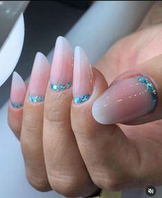 Inspirações de unhas/ unhas Perfeitas/ nails desingner Baby Glitter Nails, Baby Boomer Colores, Baby Glam Nails, Baby Boomer Nails Decoradas, Baby Boomer Nails Color, Molde F1, Baby Boomers Nails, Unghie Sfumate, Nail Salon Design