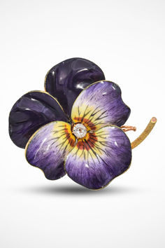 Fall in love with the delicate beauty of this antique 18K yellow gold pansy brooch. Its purple enamel petals capture vintage elegance, making it a stunning heirloom piece. A perfect addition for collectors and lovers of floral jewelry! #antiquejewelry #vintagebrooch #flowerjewelry