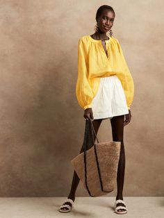 Petite Ramie Balloon-Sleeve Blouse | Banana Republic Ramie Fabric, Outfit Verano, Yellow Umbrella, 2019 Style, Comfort Fashion, Balloon Sleeve Top, Scoop Neck Blouses, Travel Comfort, Poplin Top