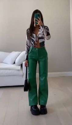 Green Concert Outfit Ideas, Green Concert Outfit, Harry Styles Concert Outfit, Trendy Outfit Inspo, Green Outfits, Fiesta Outfit, Tomboy Style Outfits, Tomboy Fashion, Urban Outfits