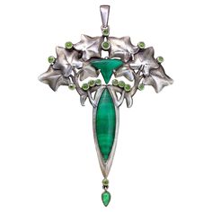 Illustrated in our book: Beatriz Chadour-Sampson & Sonya Newell-Smith, Tadema Gallery London Jewellery from the 1860s to 1960s, Arnoldsche Art Publishers, Stuttgart 2021, cat. no. 41 A good French Art Nouveau pendant in the manner of Lucien Gaillard in silver, malachite & demantoid garnet. Ivy's symbolism as an evergreen goes back to Celtic & Pagan origins & has carried on continually through to the present day. A lovely anniversay or friendship gift Bijoux Art Deco, Bijoux Art Nouveau, Art Nouveau Pendant, Peacock Pendant, Demantoid Garnet, Art Nouveau Design, Art Nouveau Jewelry, Deco Jewelry, Art Deco Jewelry