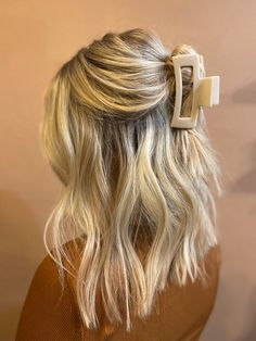 all over baby lights to make a bright beige blonde. Styled with a claw clip. Blonde Hair Inspiration, Blonde Hair Looks, Short Blonde Hair, Blonde Hair Color, Gorgeous Hair, Balayage Hair, Hair Highlights