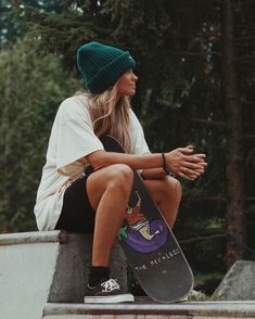 Surfer Outfit, Surfergirl Style, Skater Girl Style, Green Beanie, Surfer Girl Style, Skateboard Girl, Surfer Style, Skate Style, Skater Girls