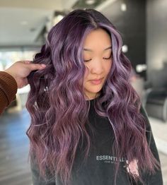 𝐁𝐚𝐲 𝐀𝐫𝐞𝐚 𝐇𝐚𝐢𝐫𝐬𝐭𝐲𝐥𝐢𝐬𝐭 & 𝐄𝐱𝐭𝐞𝐧𝐬𝐢𝐨𝐧𝐬 on Instagram: "PURPLE W BOLD $MONEY PIECE 💜 #purplehair #moneypiece #lavenderhair #sanjose #sanjosehairstylist #bayarea #bayareahairstylist #babylights #mydentity #redken #larucestudios #hairwithmelmel" Purple Hair Money Piece, Money Piece Hair Short, Lavender Money Piece, Lavender Money Piece Hair, Purple Money Piece Hair, Purple Money Piece, Bold Money Piece, Purple Money, Money Piece Hair