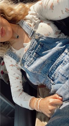 Jeancore Aesthetic, Farmhouse Outfits, Modest Cowgirl Outfits, Thrift Inspiration, Dungaree Outfit, Hippie Look, Spring Fits, Hair Down, Spring Wardrobe