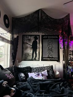 Gothic Dorm Room, Bedroom Ideas Emo, Emo Bedroom Ideas, Goth Room Aesthetic, Goth Room Ideas, Emo Bedroom, Emo Room, Goth Room, Room Revamp