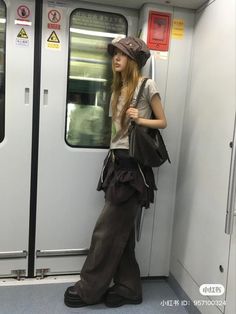 Mini Skirt Over Jeans, Alt Japanese Fashion, Skirt With Pants Underneath Y2k, Japanese Classic Fashion, Cute Outfits With Baggy Jeans, Japanese Archive Fashion, Black Brown Outfit, Chinese Fashion Style, Messy Fashion