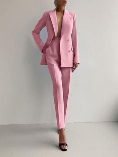 tailleur elegante giacca e pantalone natasha colore Rosa Business Wear Women, Women Business Attire, Chique Outfit, Business Attire Women, Mode Costume, Elegant Blazers, Spring Fashion Casual, Pink Suit, Dresses Red