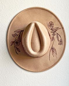 Beautiful hand burned wide brim hat with wildflowers and vines. Hats are one size fits all with adjustable band. Flat Cowboy Hat, Western Flat Brim Hat, Burned Hat Design Simple, Burn Felt Hat, Wide Brim Hat Design, Burned Felt Hat Design, Wood Burned Hats, Burnt Felt Hat, Felt Hat Burning Designs