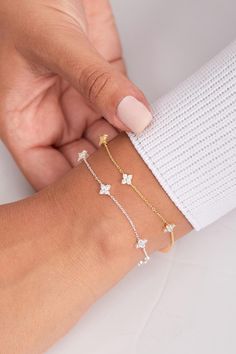 Bring a touch of nature's charm and a bit of luck into your style with the Tiny Clover Bracelet, a delicate and elegant piece inspired by the timeless symbol of good fortune. This dainty four-leaf clover bracelet is the perfect gift for her, whether it's for a girlfriend, close friend, or loved one. Crafted with fine attention to detail, the tiny clover charm adds a soft, feminine touch to any outfit, making it ideal for both everyday wear and special occasions. This floral-inspired jewelry piec Elegant Flower-shaped Jewelry For Friendship, Dainty Flower Charm Bracelet, Flower-shaped Bracelets For Bridesmaids, Dainty Flower Charm Bracelet Gift, Four Leaf Clover Bracelet, Clover Bracelet, Timeless Symbol, Clover Charm, Soft Feminine