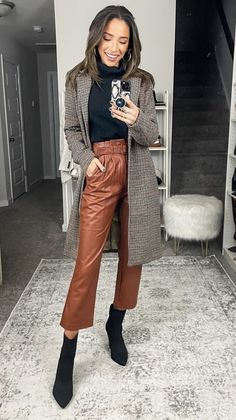 Brown Trousers Outfit Women, Camel Color Outfits, Work Attire Women, Insta Outfits, Classic Style Outfits, Italy Outfits, Winter Outfit Inspiration, Wardrobe Outfits, Smart Casual Outfit