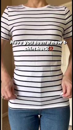 Have you seen a new tshirt hack ⁉️ 1 Fold the bottom twice or as needed # depending on the length 2 Criss cross 3 Make a knot #tshirthack #tipsan #9866 | Trendist Tshirt Hacks, Shirt Knot, Bloxburg Kitchen, Diy Clothes Hacks, Mode Tips, Decoration Kitchen