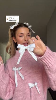 Gift Wrap Sweater, Hair Bows Packaging Ideas, Ribbon Bow Aesthetic, Papion Hairstyle, Diy Bow Sweater, Sweater Gift Wrapping Ideas, Satin Bow Diy, Bow Hairstyles, Diy Hair Accessories Ribbon