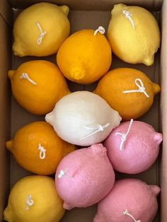 six lemons, two oranges and three lemons in a box with writing on them