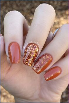 The autumn is here, and it’s time for orange nails to shine. Orange is the main color of fall, meaning it’s the perfect nail color for this season. It’s a very versatile color, too. Depending on your preferences, orange manicures can be bold and dramatic or subtle and chic. The best way to celebrate a new season is to treat yourself to a fresh manicure, so check out this list! Fall Nail Ideas Burnt Orange, Rust Glitter Nails, Sparkly Nails Fall, Harvest Nails Designs, Orange Glitter Nails Fall, Orange Nails With Gold Flakes, Fall Almond Shape Nail Ideas, Amber Orange Nails, Fall Nail Colors Burnt Orange