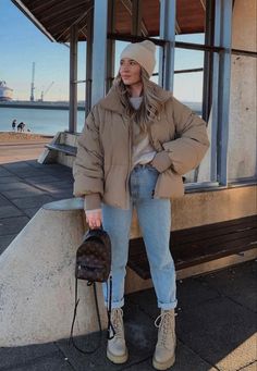 Trendy Outfits New York, Winter City Outfits Women, Casual Winter Outfits Colorful, Big Bear California Winter Outfits, 2023 Everyday Fashion, Stylish Outfits For Winter Cold Weather, Washington Dc November Outfit, Birthday Outfits Cold Weather, Mountain Vacation Outfits Winter